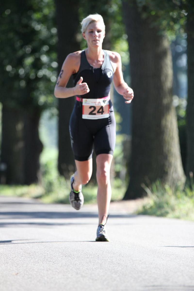 Een vrouw rent met het nummer 24 op haar middel