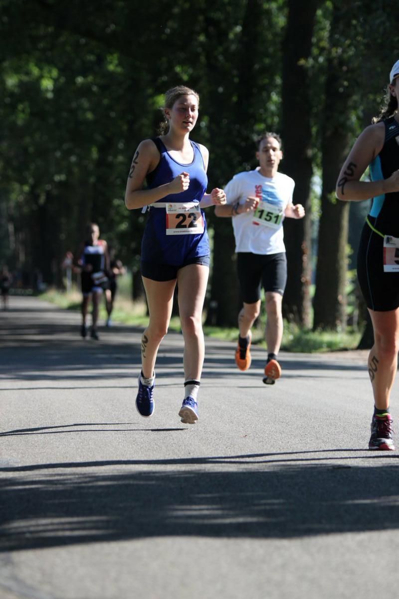 Een groep mensen rent een marathon op de weg.