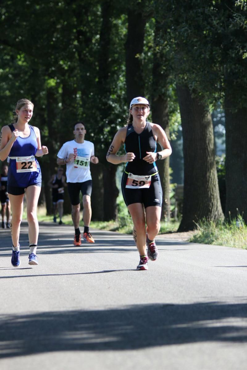 Een groep mensen rent een marathon op de weg.
