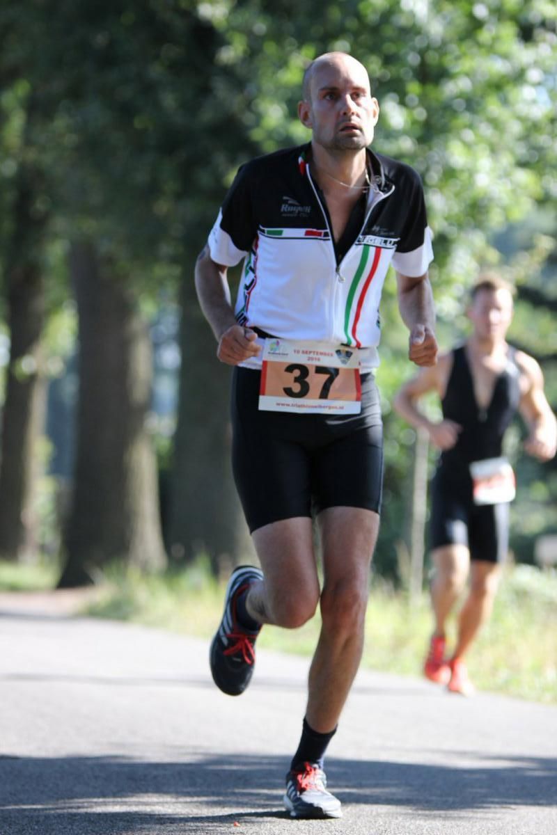 Een man die rent met het nummer 37 op zijn middel