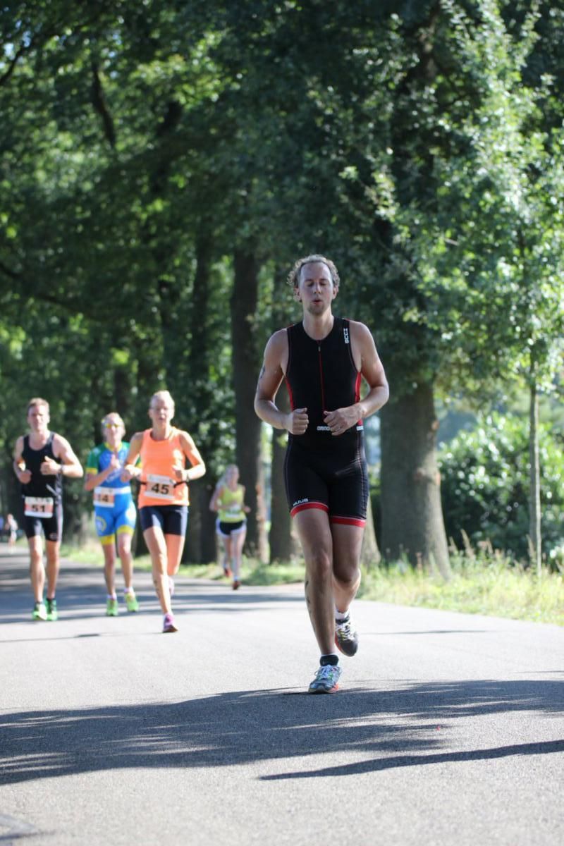 Een groep mensen rent over de weg.