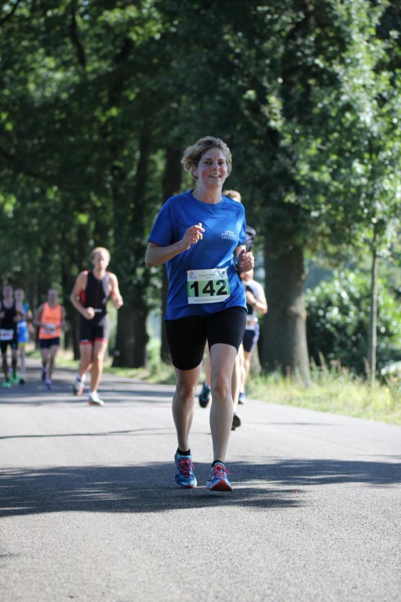 Een groep mensen rent een marathon op de weg.