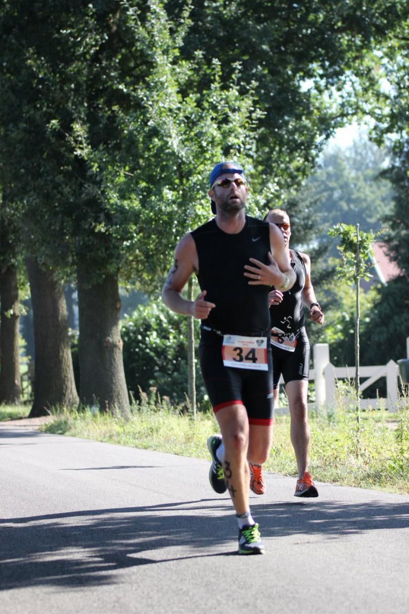 Een man rent met het nummer 34 op zijn riem