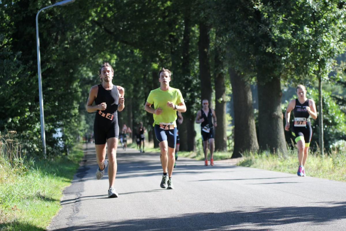 Een groep mensen rent over de weg.