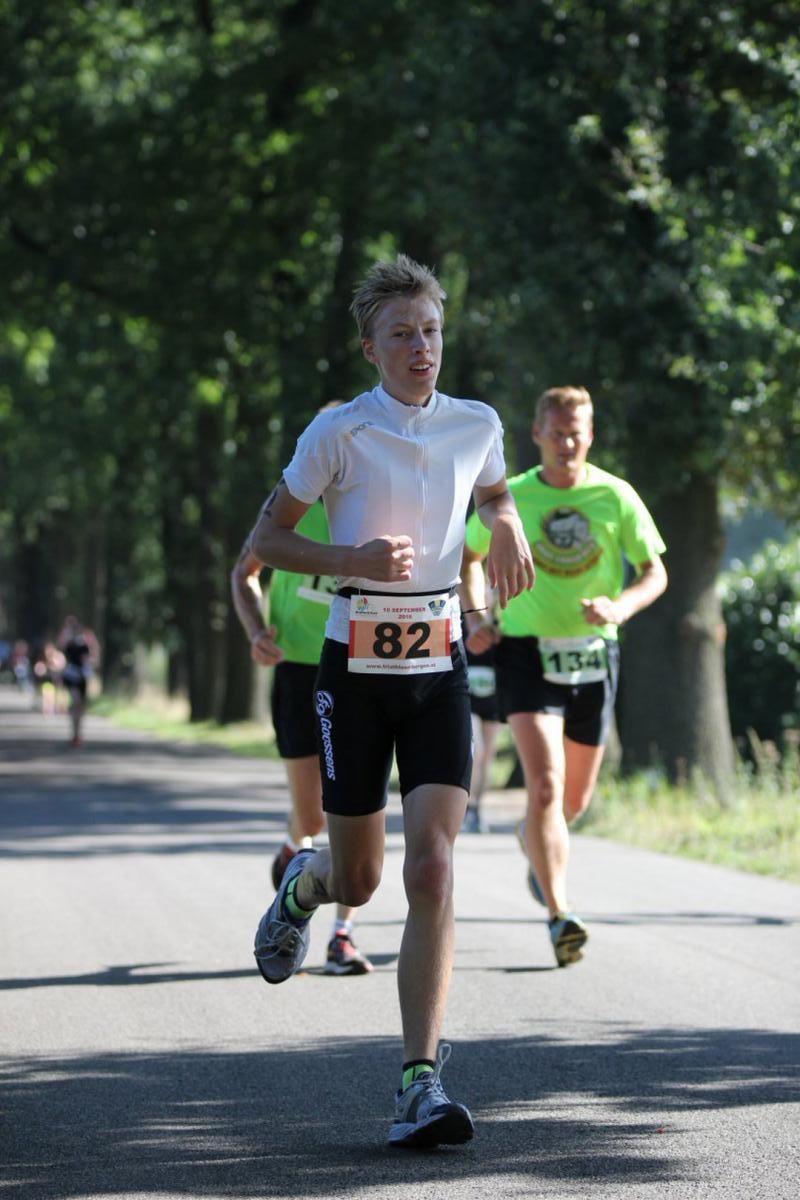 Een groep mensen doet mee aan een race op de weg.