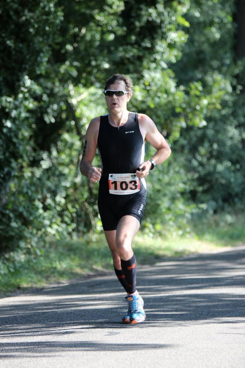 Een vrouw rent een marathon op de weg.