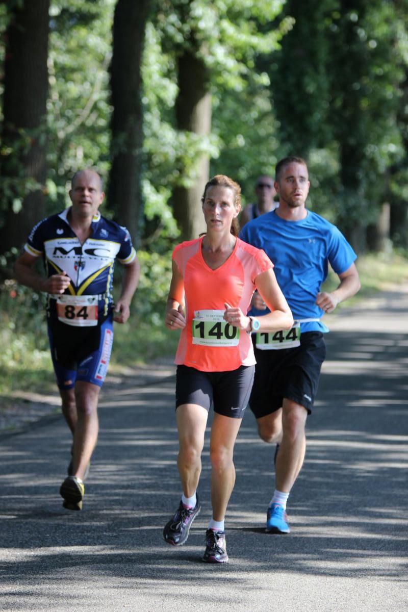 Een groep mensen rent een marathon op de weg.