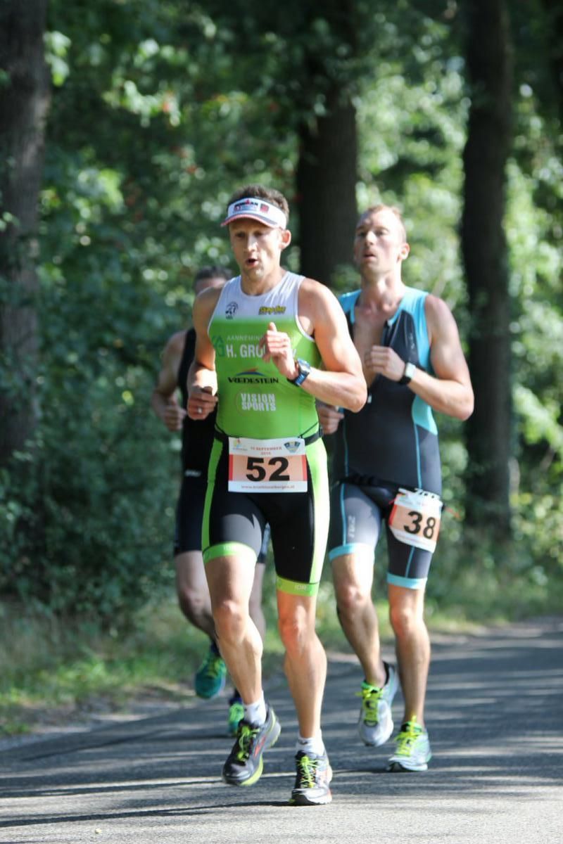 Een groep mannen rent over de weg.