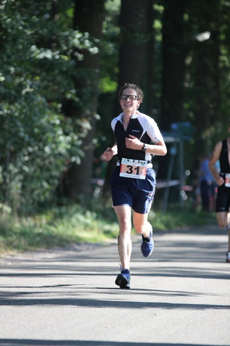Een vrouw doet mee aan een wedstrijd met nummer 31 op haar startnummer.