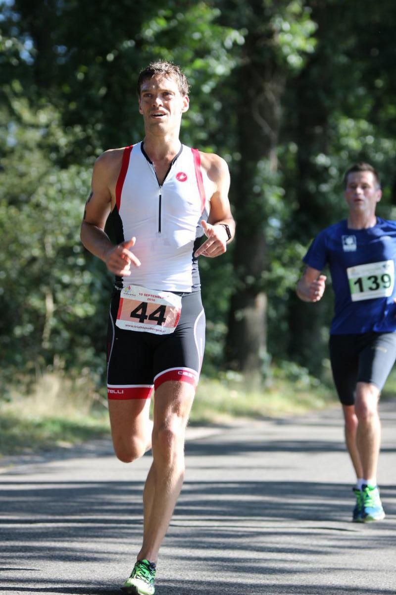 Een man doet mee aan een race met nummer 44 op zijn shirt.