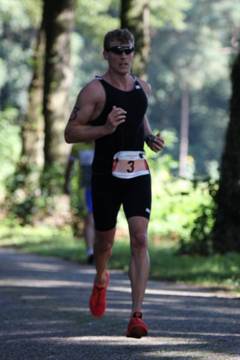 Een man die rent met het nummer 3 op zijn middel