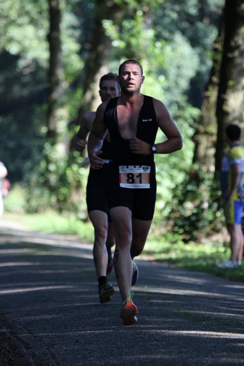 Een man rent met het nummer 81 op zijn shirt