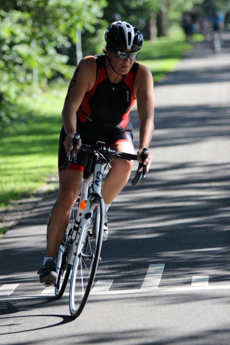 Een vrouw fietst over een weg