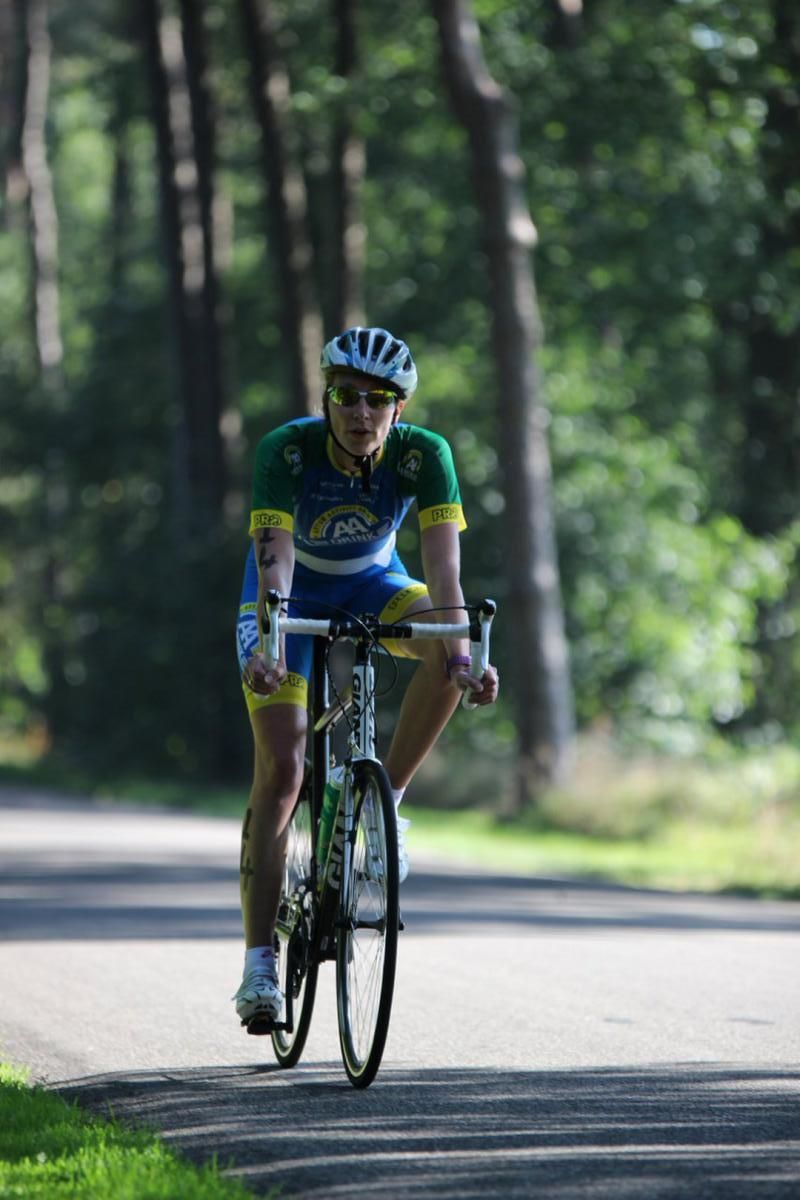 Een man fietst over een weg.