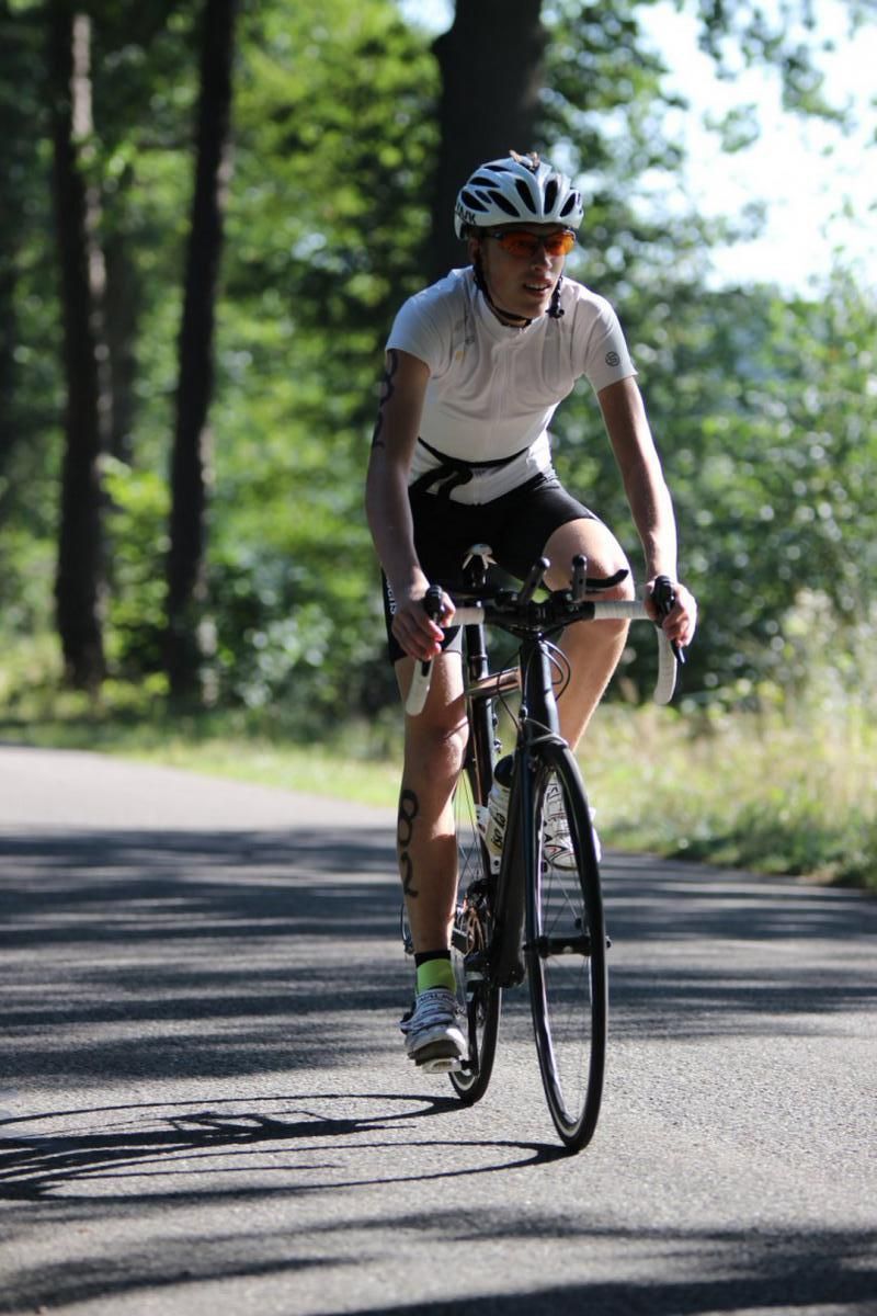 Een man fietst over een weg.