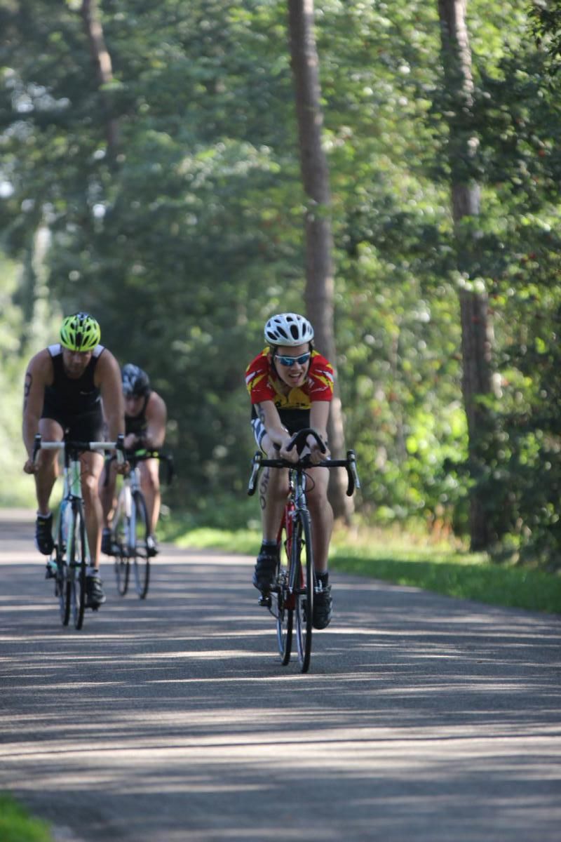 Een groep mensen fietst over een weg.