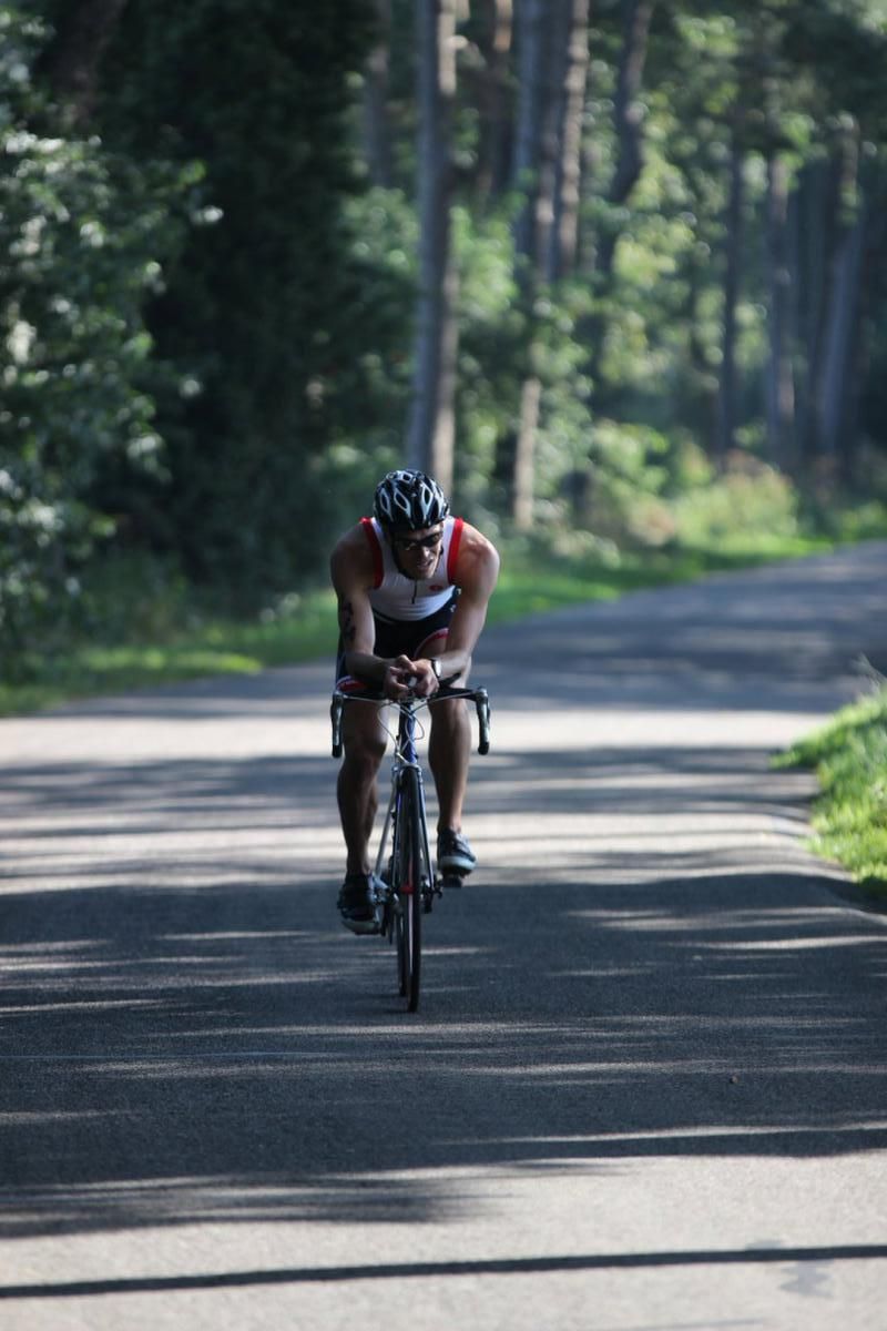 Een man fietst over een weg