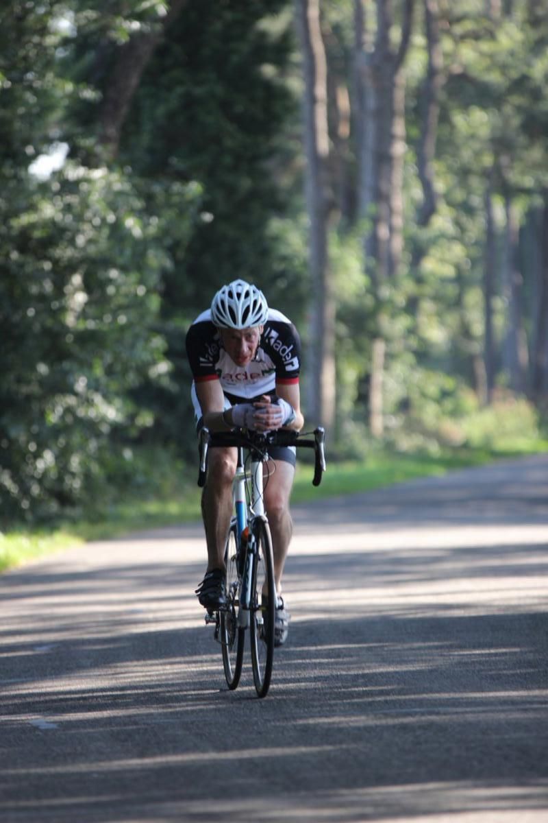 Een man fietst over een weg.