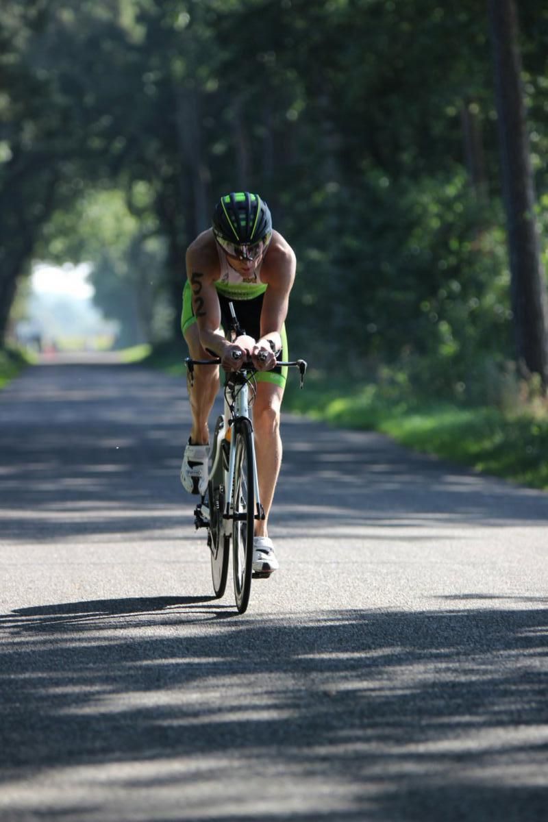 Iemand fietst over een weg