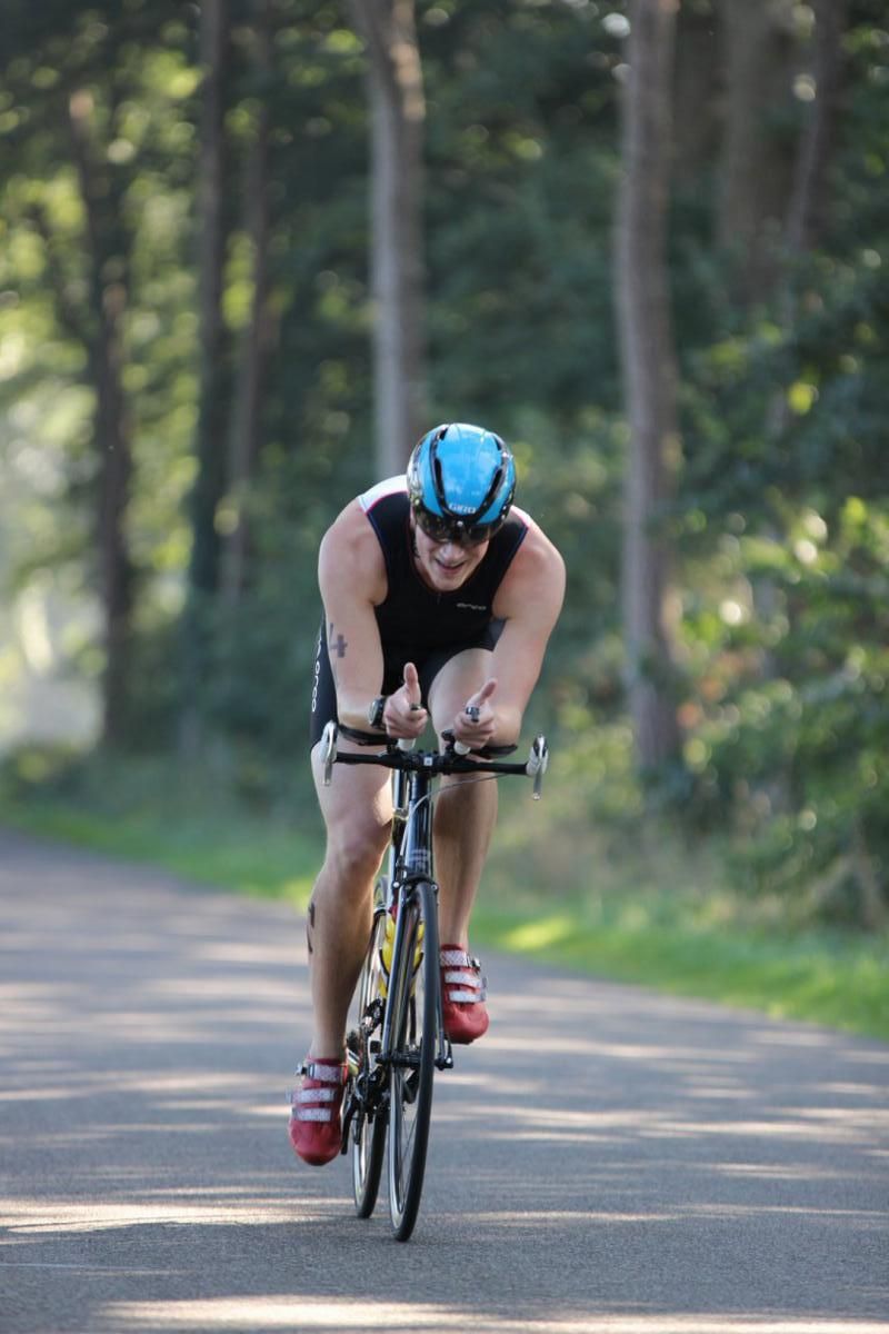 Een man fietst over een weg.