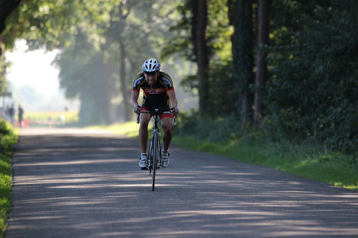 Een man fietst over een weg.