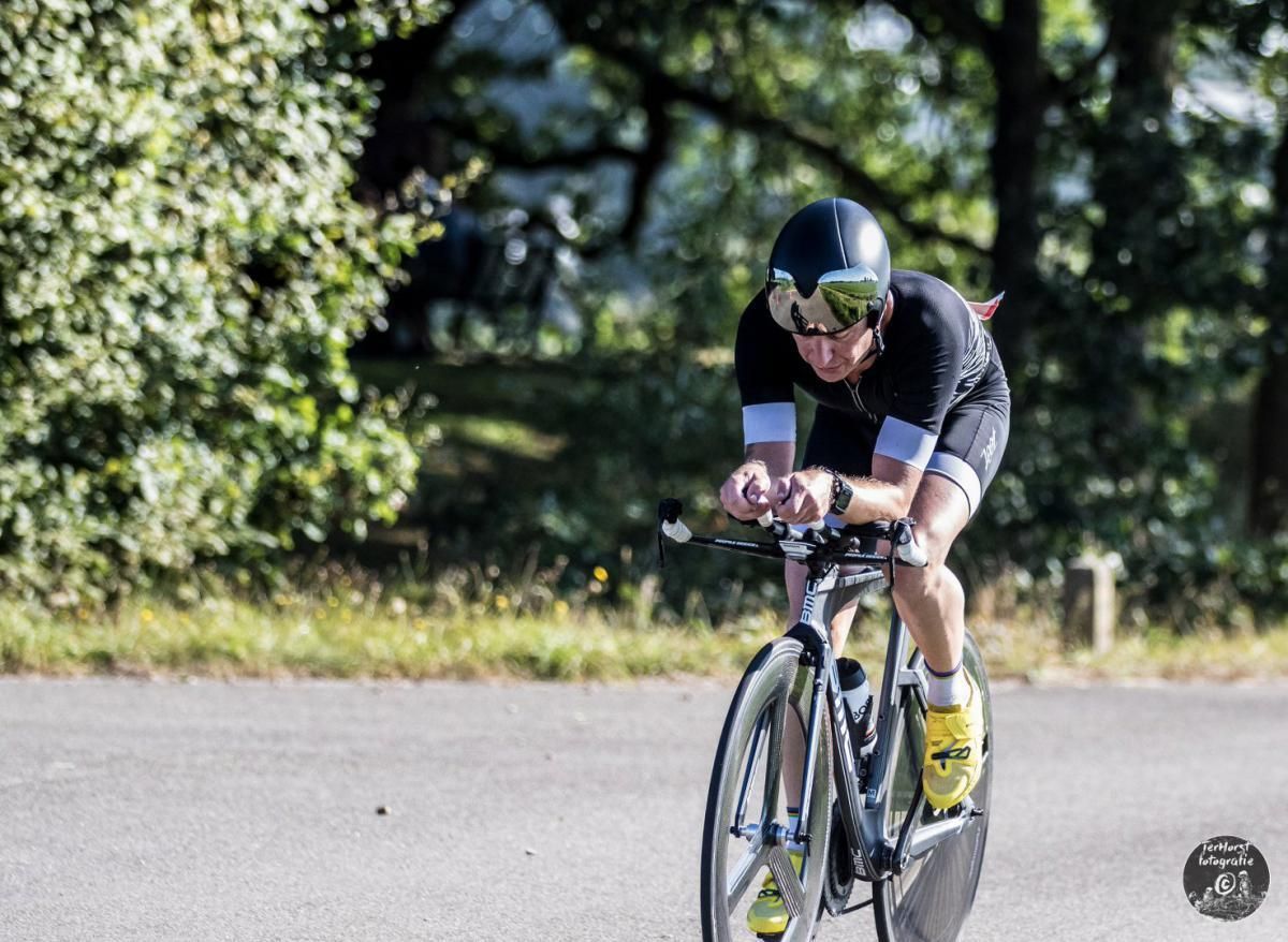 Een man fietst over een weg.