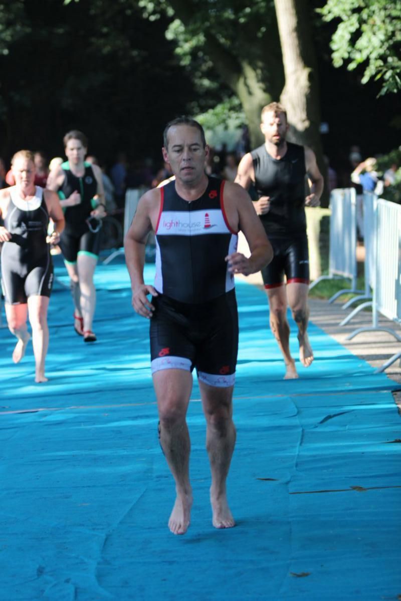 Een groep mensen doet mee aan een race en een van hen heeft de letter e op zijn shirt