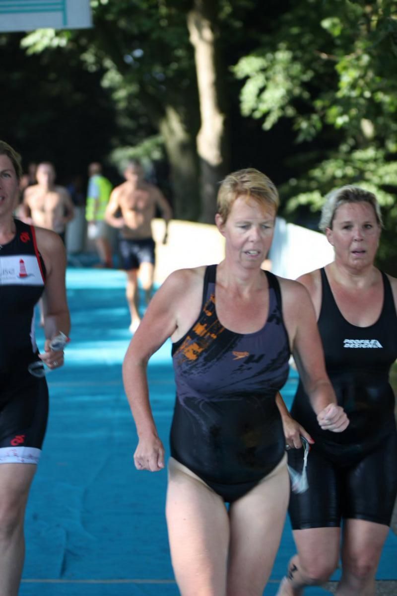 Een vrouw in een badpak heeft het nummer 1 op haar shirt