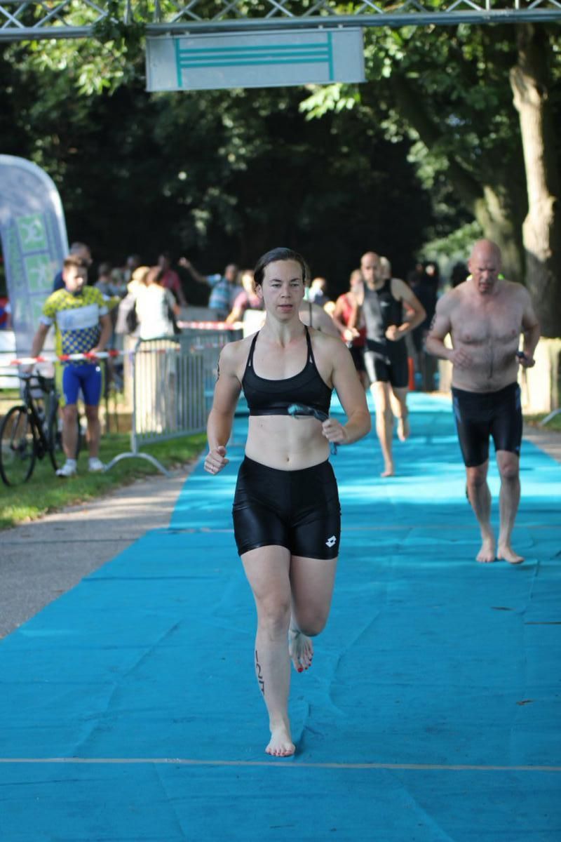 Een groep mensen rent over een blauwe loper.