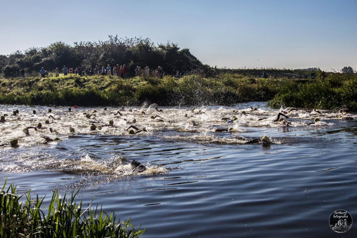 Een groep mensen zwemt in een rivier.