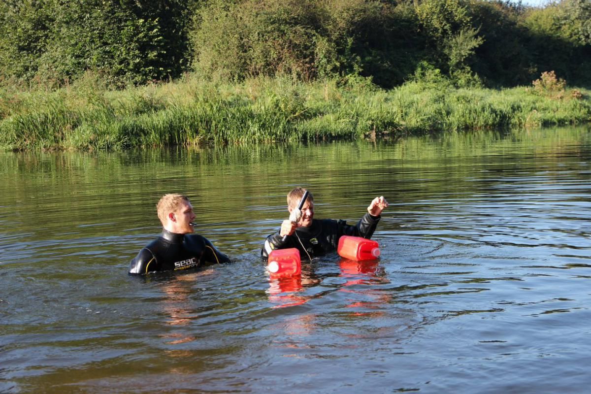Twee mensen drijven in het water.