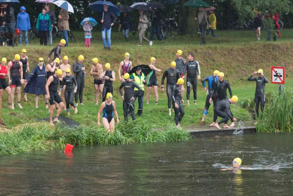Een groep mensen zwemt in een meer.