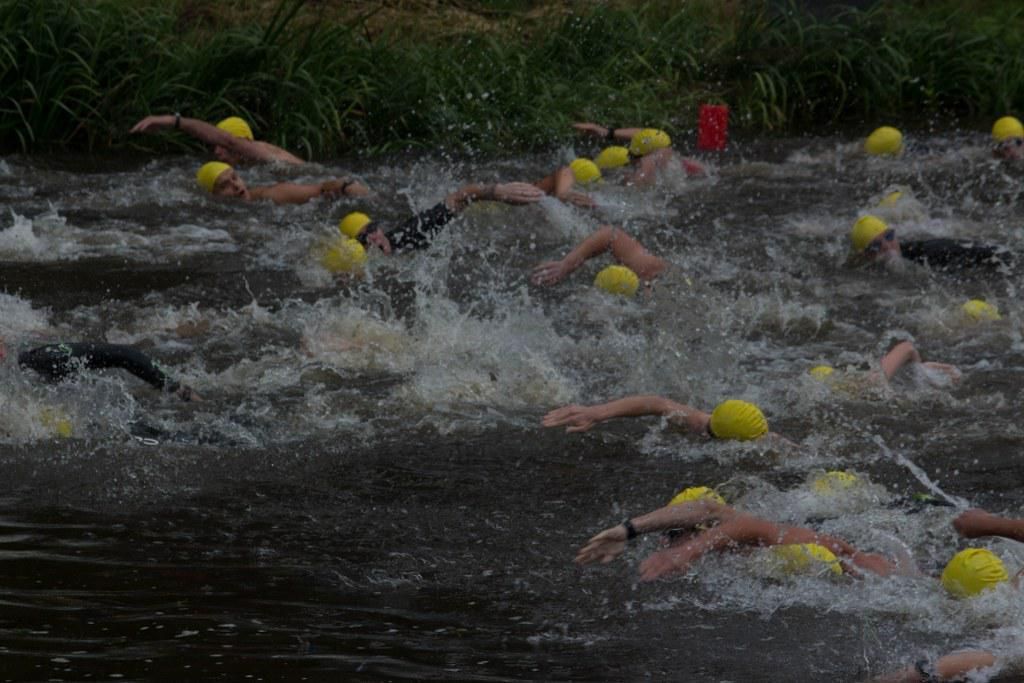 Een groep mensen zwemt in een rivier.