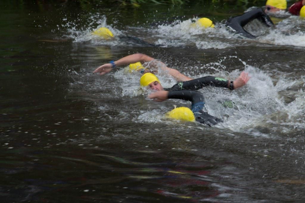 Een groep mensen zwemt in een rivier.