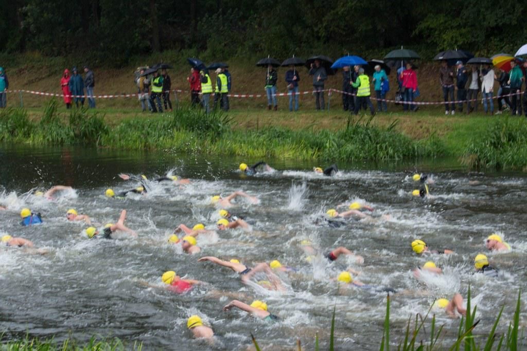 Een groep mensen zwemt in een rivier.