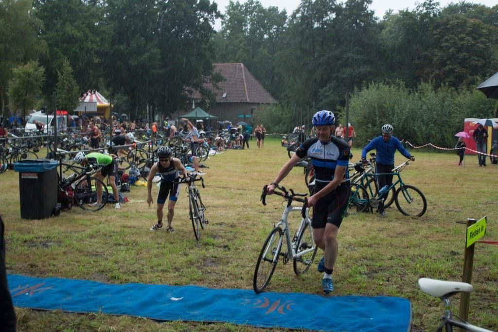Een groep mensen fietst in een veld