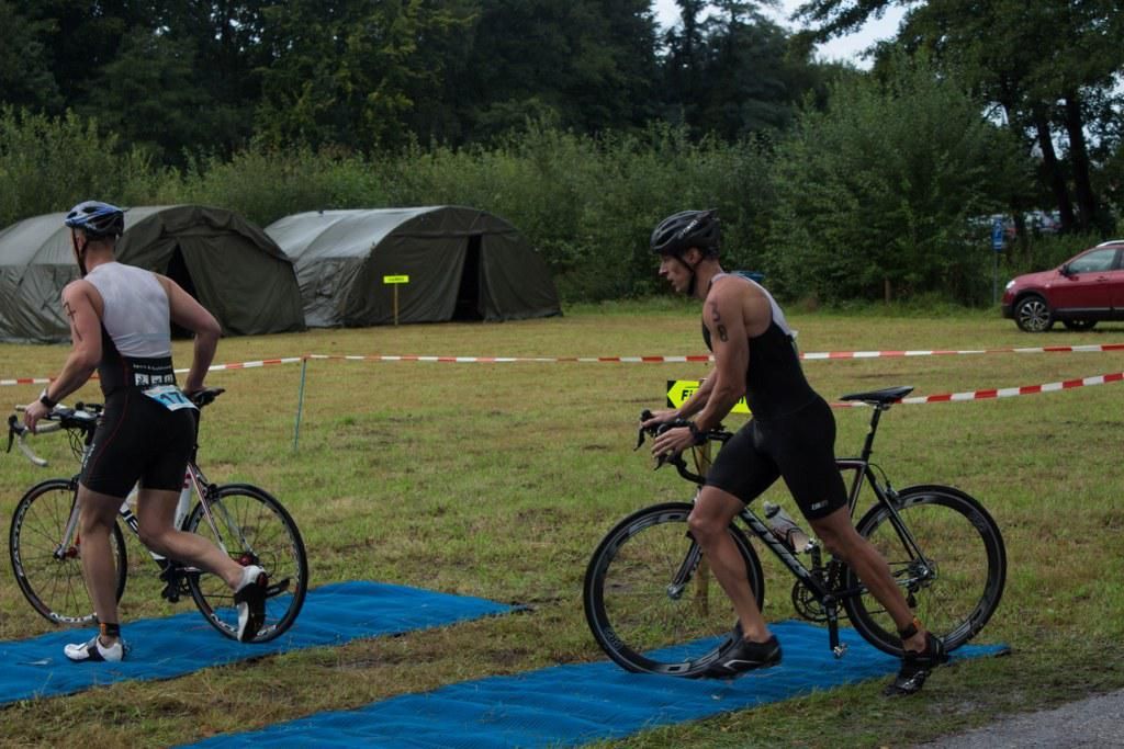 Twee mensen fietsen in een veld.