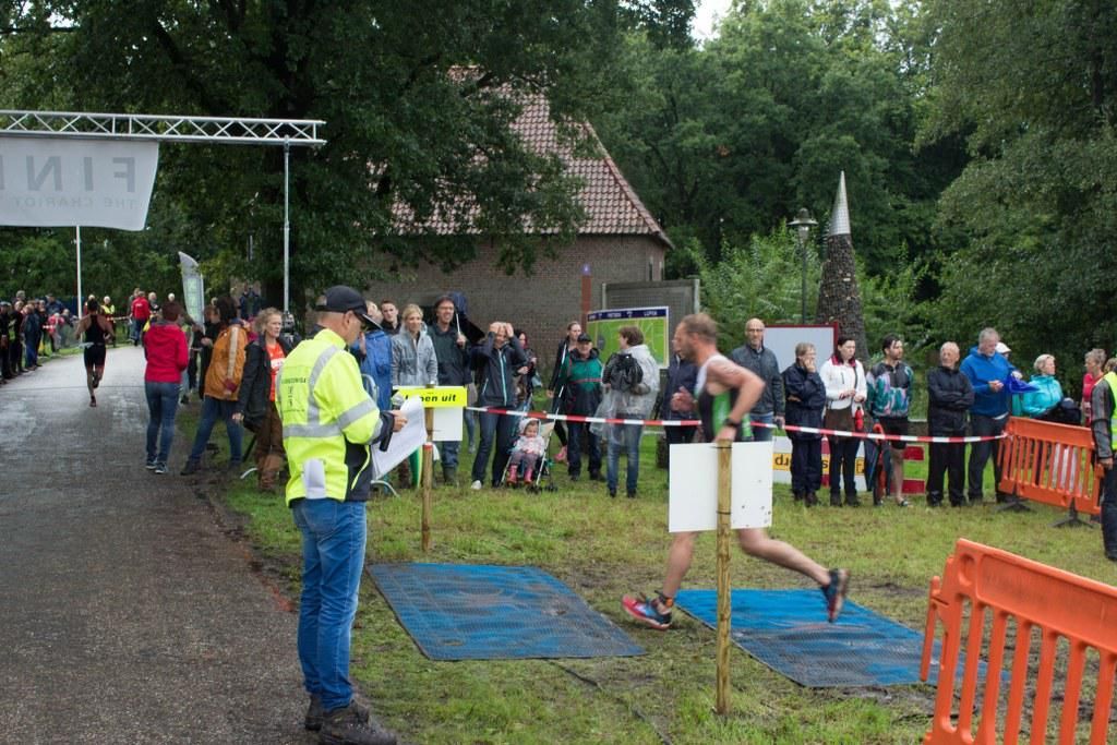 Een man rent voor een publiek in een race.
