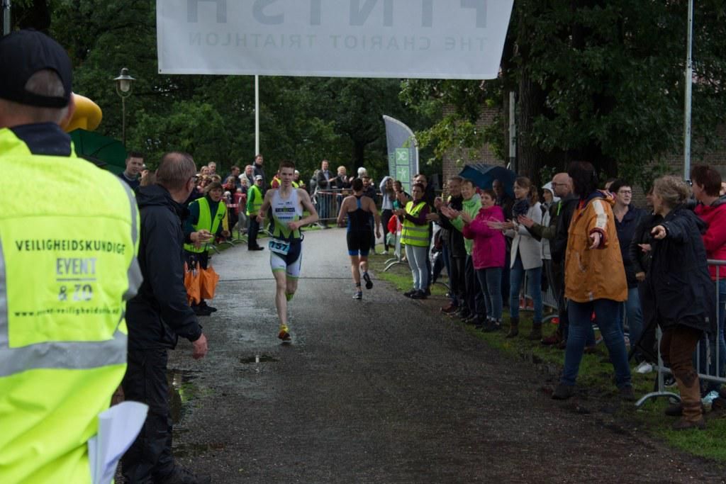 Een groep mensen kijkt naar een marathon.