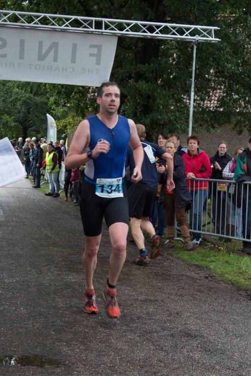 Een man rent mee in een race met het nummer 34 op zijn startnummer