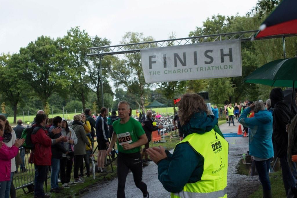 Een man rent voor een finishbord