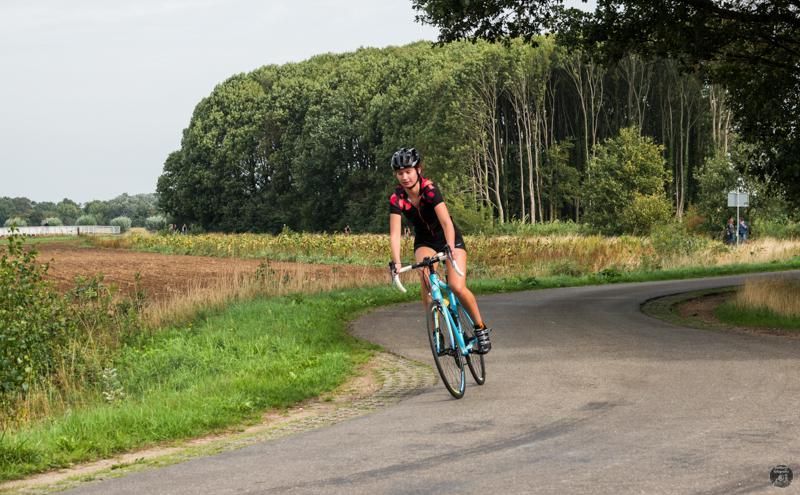 Een man fietst over een landweg.