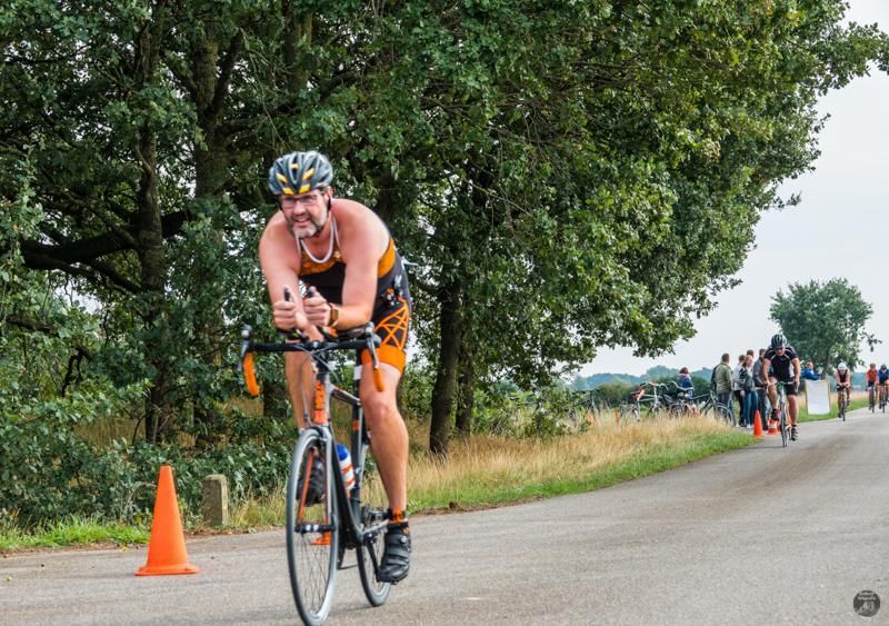 Een man fietst over een weg.