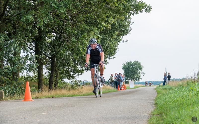 Een man fietst over een weg.