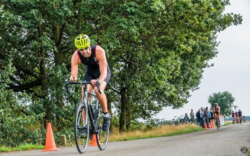 Een man fietst over een weg.
