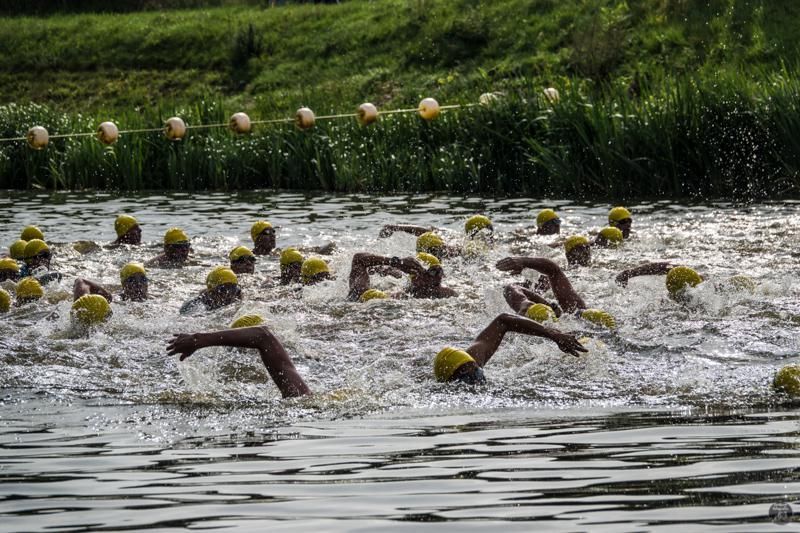 Een groep mensen zwemt in een meer.
