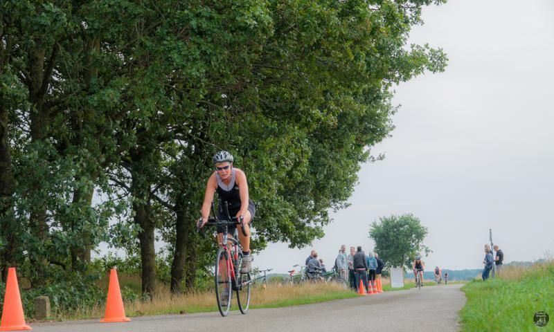 Iemand fietst over een weg.