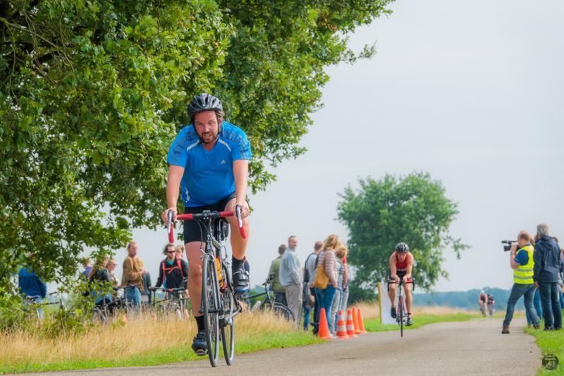 Een man fietst over een weg.