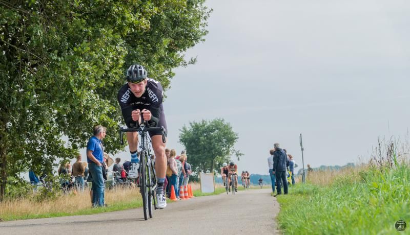 Een man fietst over een weg.