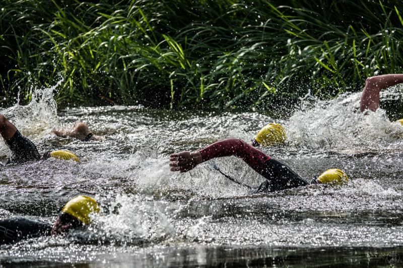 Een groep mensen zwemt in een rivier.